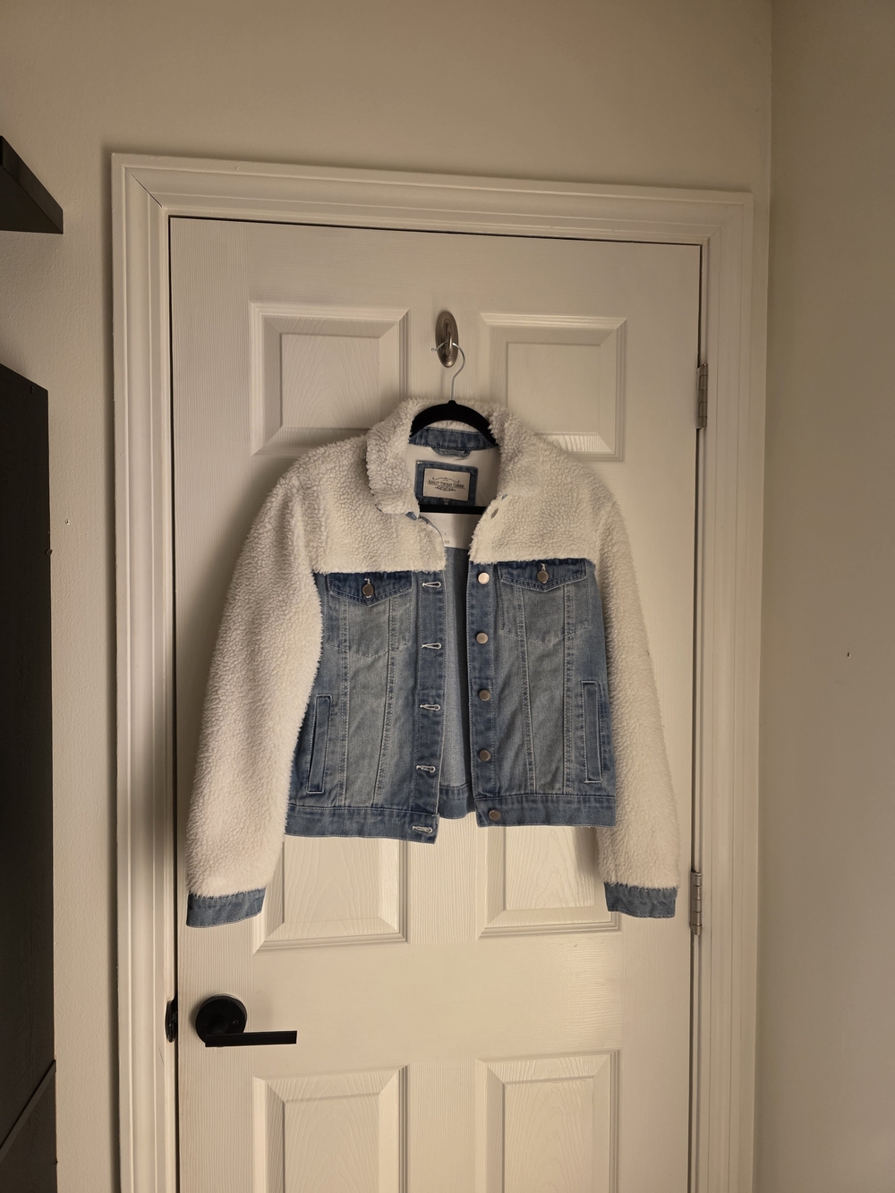 Ashley - Vintage Charm Sherpa-Trim Denim Jacket in Light Blue and Ivory